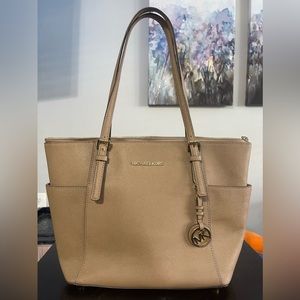 Michael Kors Medium Sized shoulder bag in Beige